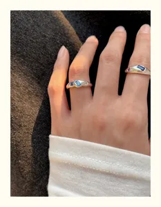 Trendiger unregelmässiger Metallring mit bunten Zirkonia Steinen, eleganter stapelbarer Ring.