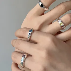 Silberne unregelmäßige Metallringe mit bunten Zirkoniasteinen, stapelbarer offener Ring.