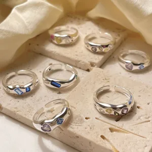 Elegante silberne Offene Ringe mit bunten Zirkoniasteinen, ideal für den täglichen Look.