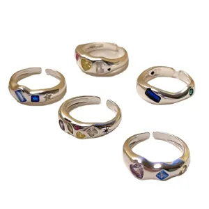 Modische elegante offene Silberringe mit bunten Zirkonia Steinen und Herzen für Damen.