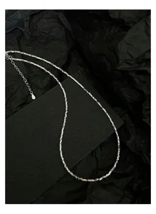 Vue détaillée d'un élégant collier de perles en argent 925 avec chaîne d'extension chic.