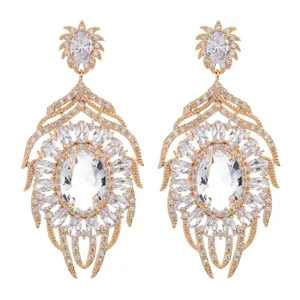Lussuosi orecchini pendenti in zircone con elegante design a foglia dorata per feste ed eventi.