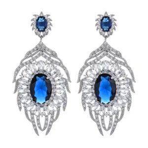 Orecchini pendenti di lusso in cristallo blu ovale con luminosi zirconi cubici trasparenti.