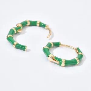 Grüne Bambus-Creolen, Detailansicht von Retro-Goldmetall-Schmuck, elegante Accessoires.