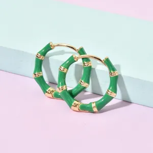 Nahaufnahme grüne Bambus Creolen Ohrringe, luxuriöser vergoldeter Retro Damen Schmuck.