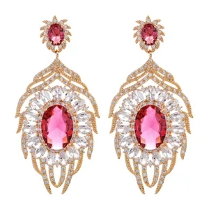 Dettagli in primo piano di lussuosi orecchini pendenti foglia zircone rosa oro.