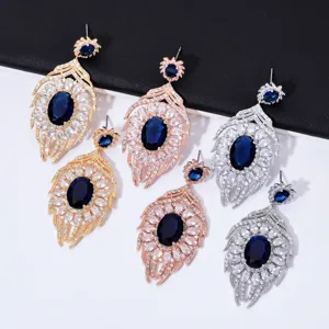 Orecchini di lusso in zircone a foglia scatto dettagliato, gioielli eleganti alla moda.