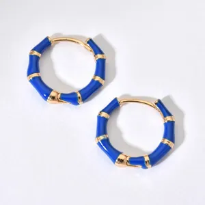 Blaue Bambus Creolen, elegantes goldfarbenes Metall Emailliert Modeschmuck Detailaufnahme.