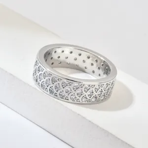 Detailansicht des silbernen Pavé besetzten Rings mit Fischschuppen Textur und glitzernden Steinen.