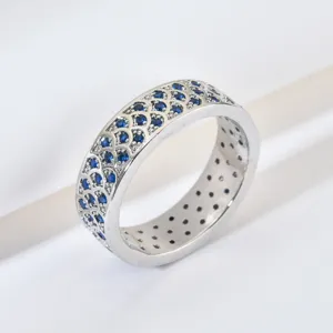Silberner blauer Kristall Pave Bandring Detailansicht, elegante Damen Modeschmuck Accessoire.