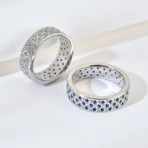 Nahaufnahme von funkelnden Zirkonia besetzten Schuppenmuster Ringen mit feinen Details.