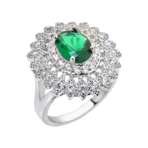 Vista dettagliata dell'elegante anello di modo con pietra ovale verde e zirconi luminosi.