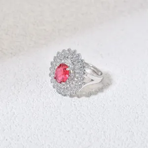 Dettagliato primo piano del meraviglioso anello in argento con zirconio rosa ovale.