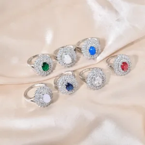 Splendido set di anelli ovali con pietre preziose colorate e luminosi dettagli in zircone.