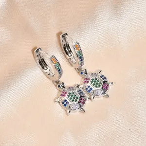 Raffiniti orecchini pendenti a forma di tartaruga in argento con zirconi multicolore brillanti.