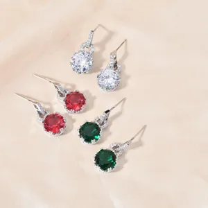 Eleganti orecchini in argento con zirconi lucenti ideali per feste, spose e matrimoni.
