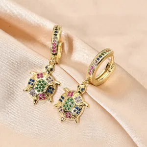 Orecchini pendenti tartaruga in zirconia cubica arcobaleno placcati in oro.