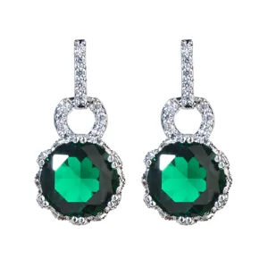 Eleganti orecchini pendenti argentati con zirconi brillanti e gemma verde di alta qualità.