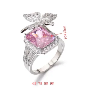 Dettaglio anello farfalla in zircone rosa con grande pietra centrale tagliata e pavé scintillante.