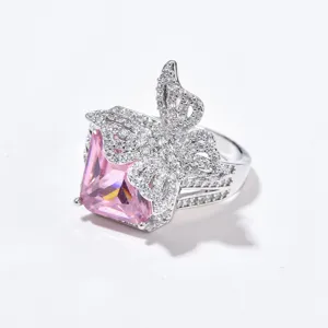 Splendido anello a farfalla rosa con zirconi cubici scintillanti ideale per feste da donna.