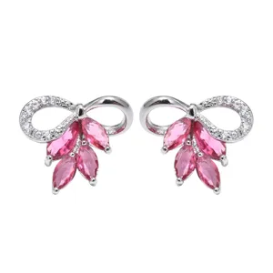 Detailansicht der Ohrringe mit funkelnden rosa Markisensteinen und klaren Zirkonias.