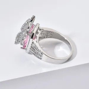 Primo piano dettagliato dell'anello a farfalla rosa con pietre zirconi scintillanti.