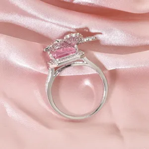 Primo piano dettagliato di uno splendido anello rosa con zirconi cubici brillanti.