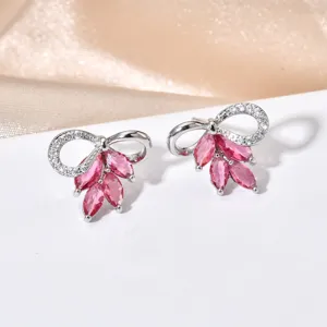 Nahaufnahme Detail von exquisiten rosa Zirkon Schleife Ohrsteckern, eleganter Schmuck.