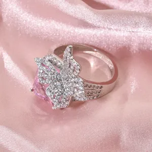 Primo piano dell'anello con farfalla in zircone rosa argento e pietre scintillanti.
