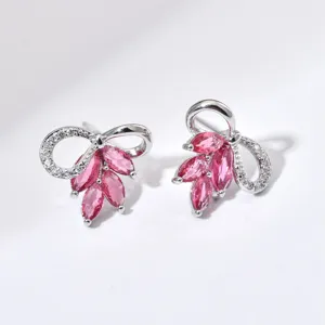 Detailaufnahme eleganter silberner Ohrstecker mit rosa Zirkoniasteinen und feinem funkelndem Pave.