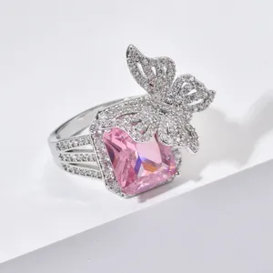 Dettaglio stupendo di un anello a farfalla in cristallo rosa con zirconi micro incastonati.