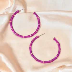 Boucles d'oreilles créoles bambou violettes avec détails dorés élégants pour femmes.