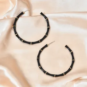 Élégantes boucles d'oreilles créoles bambou noir et doré, grand bijou tendance pour femme.