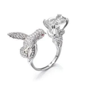 Exquisiter Silber Kolibri Ring mit funkelndem Zirkonia und großem klaren Kristallstein.
