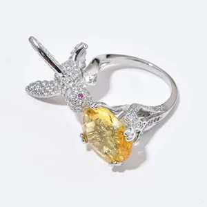 Atemberaubender Kolibri-Silberring mit lebendigem gelbem Ovalsandstein und funkelnden Zirkonsteinen.