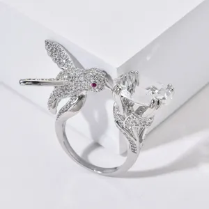 Wunderschöner Silber Kolibri Ring mit funkelnden Zirkonia Steinen und einem tollen Edelstein.