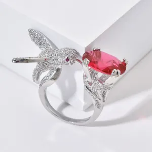 Detailaufnahme des exquisiten kolibri-förmigen Zirkonia-Rings mit leuchtend rosafarbenem Stein.