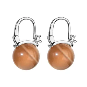 Detailaufnahme von braunen Katzenauge Ohrringen, eleganter Metallverschluss, schick.