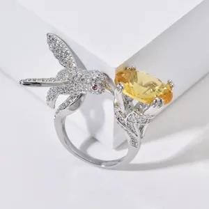 Exakter Kolibri Design Offener Ring mit funkelndem Zirkonia und brillantem gelbem Schmuckstein.