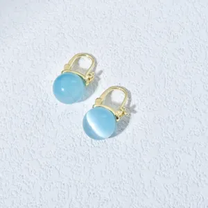 Vergoldete Creolen mit hellblauen Katzenauge-Perlen, elegante und schicke Schmuckstücke für Damen.