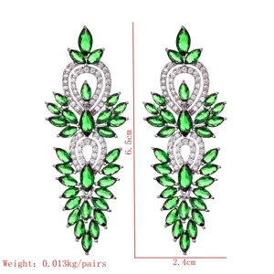 Dettaglio di orecchini pendenti lunghi in zircone verde con dimensioni e peso specifici.