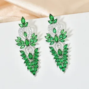 Splendidi orecchini pendenti lunghi in zircone verde marquise con cristalli bianchi.