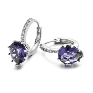 Primo piano dettagliato di orecchini a cerchio con zirconi viola a goccia, argento.