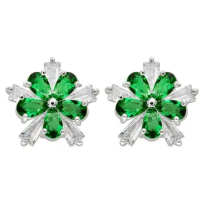 Detailaufnahme exquisiter, silberfarbener Blumen-Ohrstecker mit grünen und weißen Zirkoniasteinen.