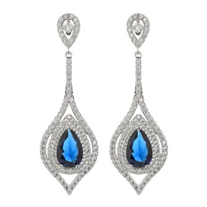 Nahaufnahme langer tropfenförmiger blauer Edelstein-Ohrringe mit funkelndem Zirkonia.