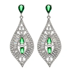 Detailaufnahme eleganter langer grüner und klarer Zirkonia Hängeohrringe für Damen.