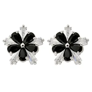 Wunderschöne weißvergoldete Blumen-Ohrstecker mit schwarzen und klaren Zirkoniasteinen.