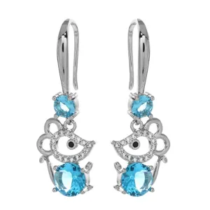 Detailansicht süßer Maus Ohrhänger mit blauen Zirkonia Steinen und silbernen Haken.