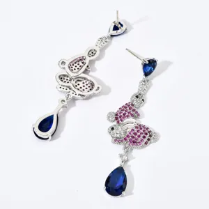 Elegante Hasen Ohrringe mit funkelnden Zirkoniasteinen in Blau und Pink im Detail gezeigt.