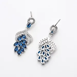 Elegante lange blauwe zirkonia oorbellen met micro pave stenen voor vrouwen detailweergave.
